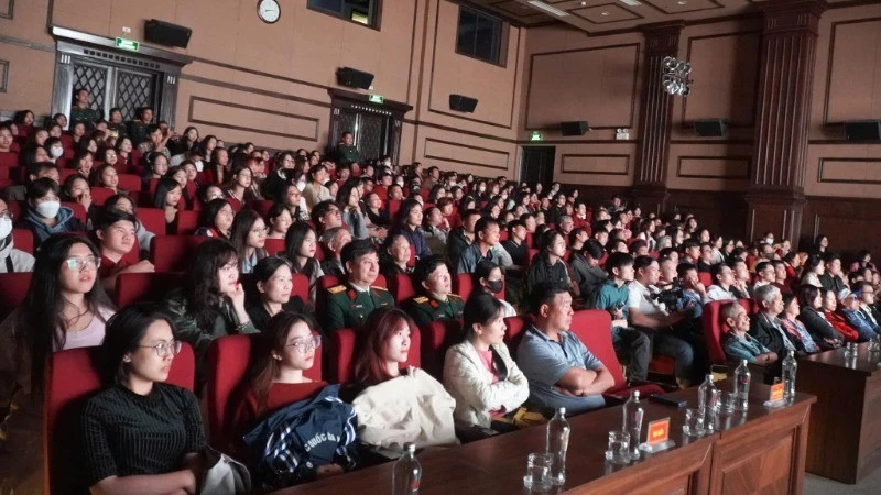 Khán giả tham gia Tuần phim của Điện ảnh quân đội nhân dân.