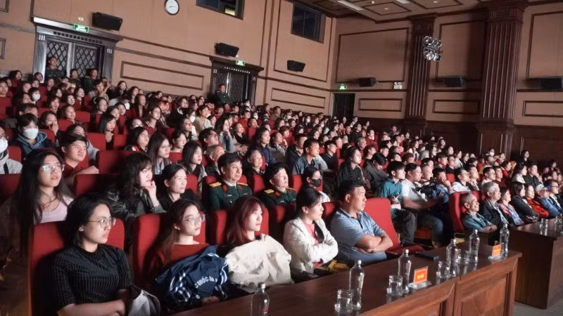 Khán giả tham gia Tuần phim của Điện ảnh quân đội nhân dân.