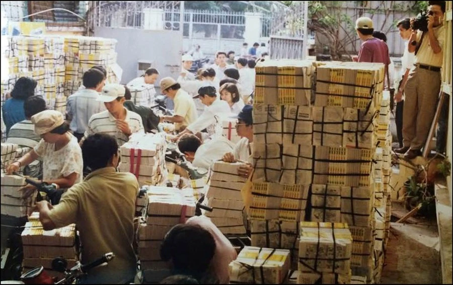 Cảnh một buổi phát hành Đôrêmon phiên bản 1992 tại TPHCM.