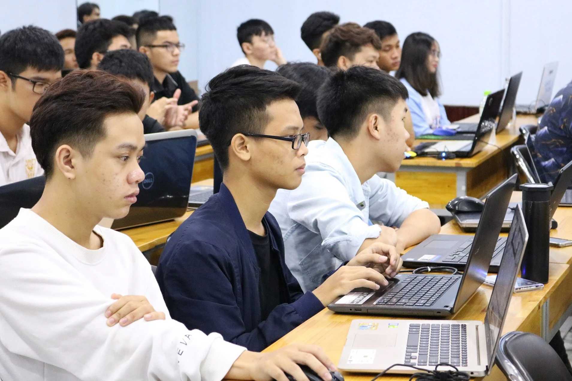 Các bạn trẻ trong một khóa học về lập trình.