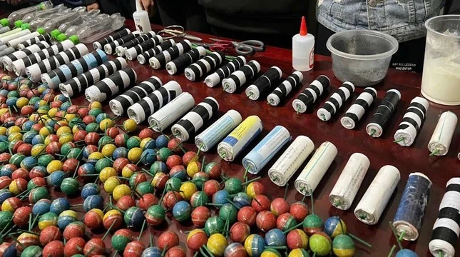 Số lượng pháo tự chế được quấn trong các bọc giấy.