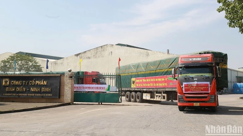 Đoàn xe xuất phát tại Công ty Cổ phần phân bón Bình Điền mang sinh kế cho bà con vùng bị ảnh hưởng do bão số 3 Lào Cai, Yên Bái.