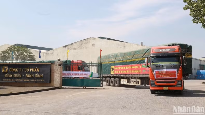 Đoàn xe xuất phát tại Công ty Cổ phần phân bón Bình Điền mang sinh kế cho bà con vùng bị ảnh hưởng do bão số 3 Lào Cai, Yên Bái.