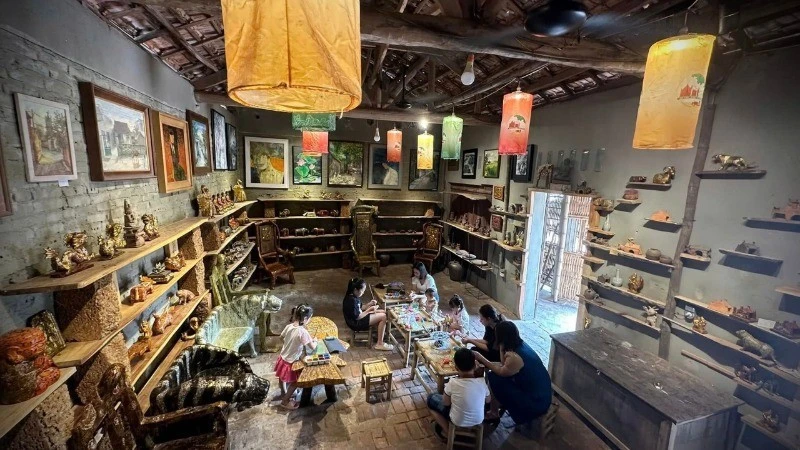 Không gian sáng tạo Phát Studio thu hút khách du lịch bởi những sáng tạo nghệ thuật mang đậm chất làng quê.