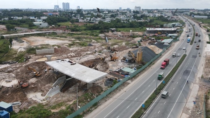 Nút giao Bình Chuẩn thuộc Vành đai 3 TP HCM đoạn giao nhau với đường Mỹ Phước - Tân Vạn qua TP Thuận An. Nút giao Bình Chuẩn thuộc Vành đai 3 TP HCM đoạn giao nhau với đường Mỹ Phước - Tân Vạn qua TP Thuận An.