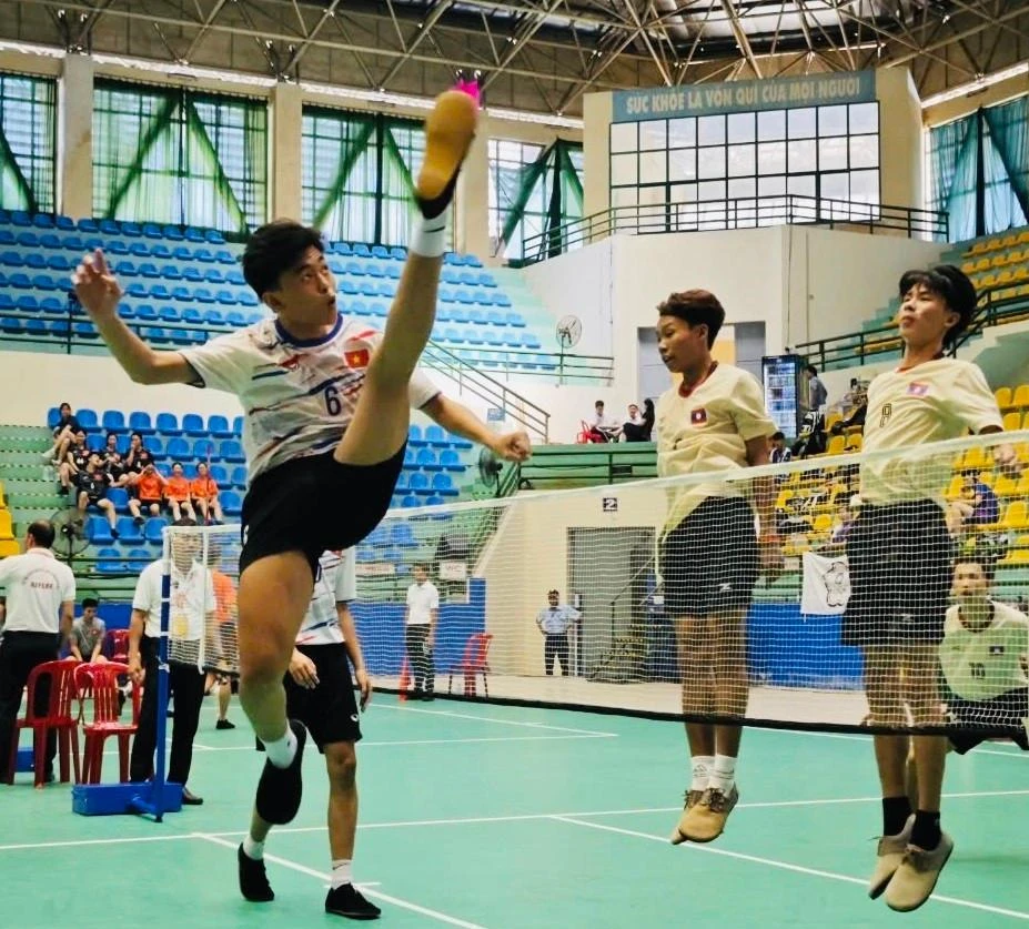 Cầu thủ Việt Nam thi đấu tại giải.