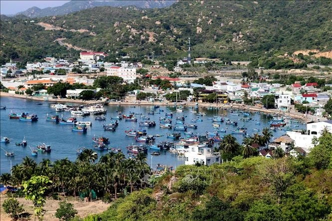 Làng du lịch Vĩnh Hy nằm bên bờ vịnh thơ mộng.