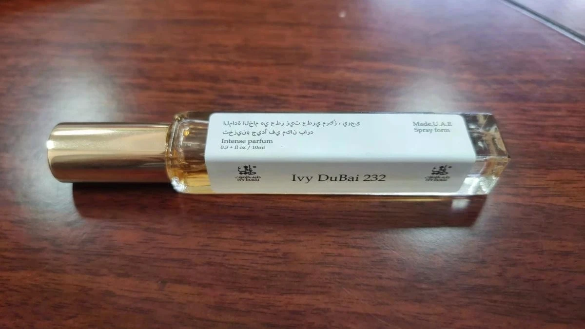 Chai nước hoa giả được sang chiết.