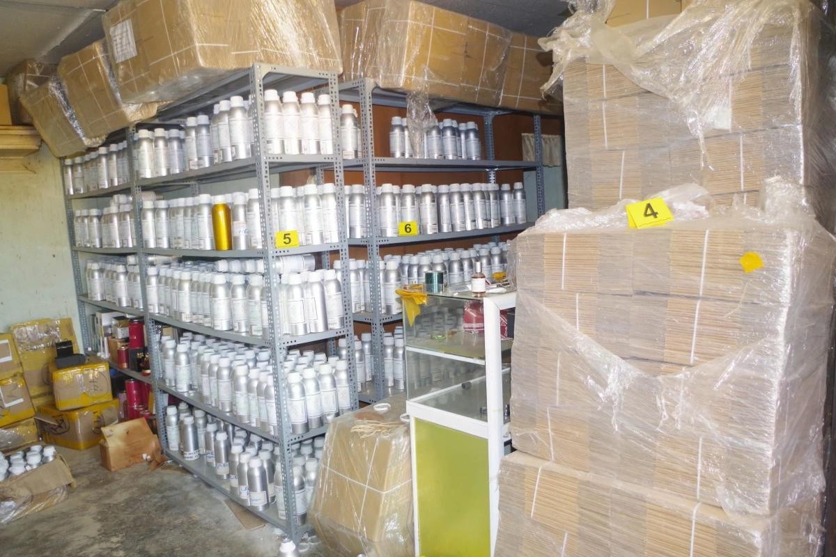 Kho chứa hàng của nhóm đối tượng làm nước hoa giả. Kho chứa hàng của nhóm đối tượng làm nước hoa giả.
