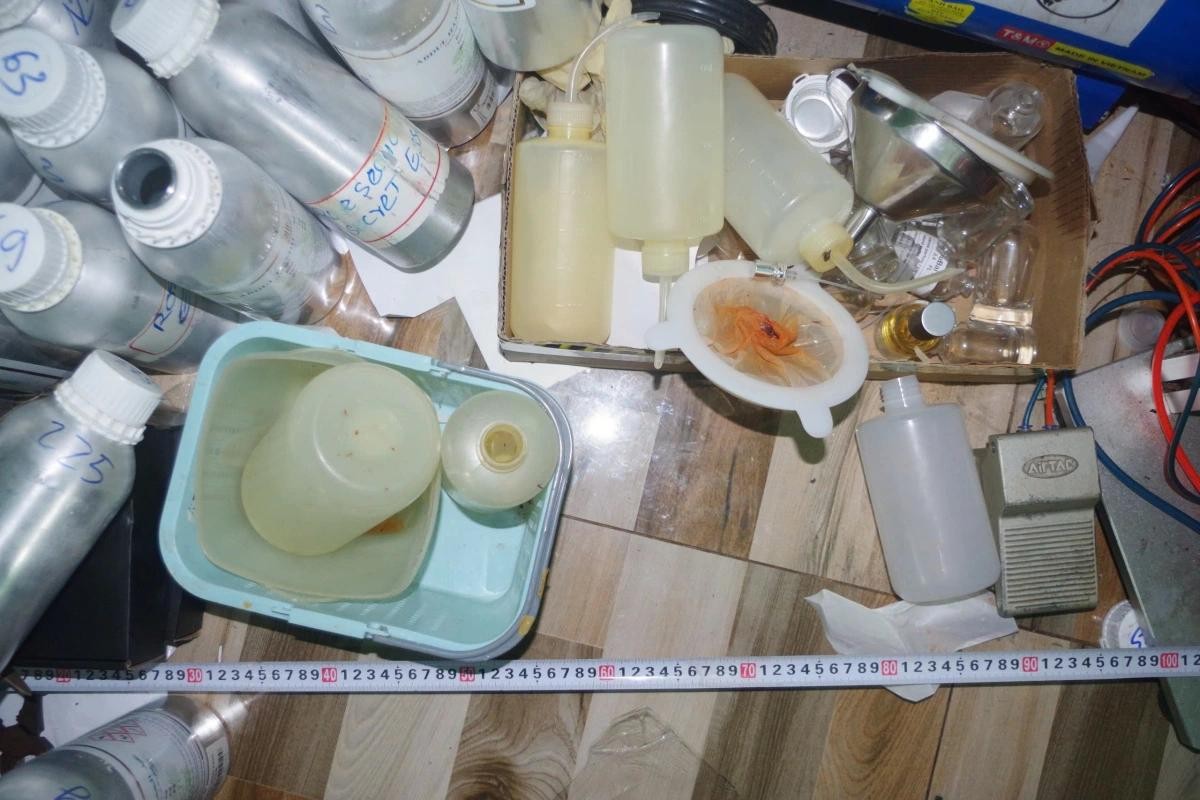 Dụng cụ làm nước hoa giả. Dụng cụ làm nước hoa giả.