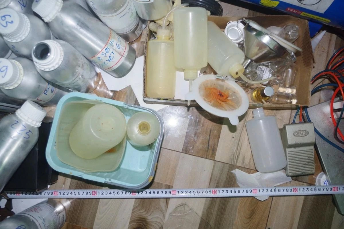 Dụng cụ làm nước hoa giả.