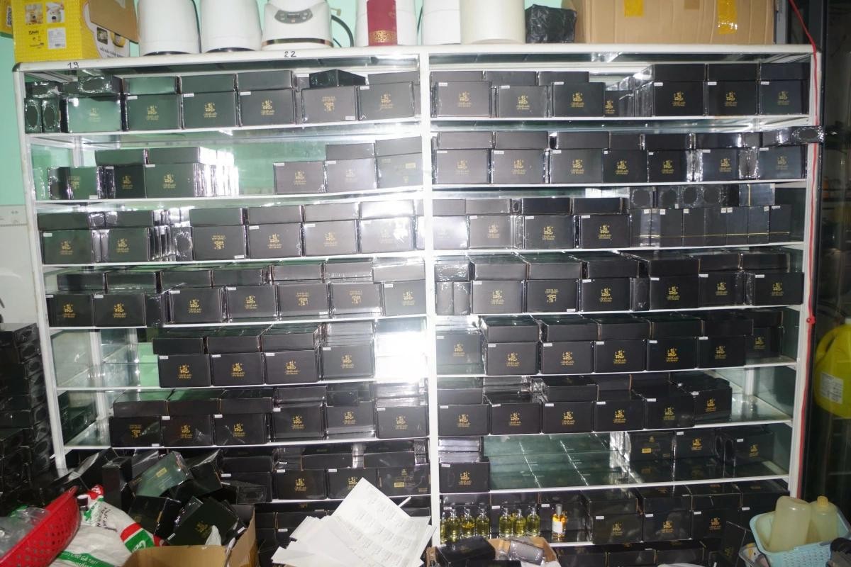 Nước hoa giả được đóng góp chuẩn bị bán ra thị trường. Nước hoa giả được đóng góp chuẩn bị bán ra thị trường.