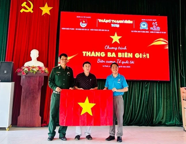 Ban tổ chức tặng cờ Tổ quốc tại Đồn Biên phòng.