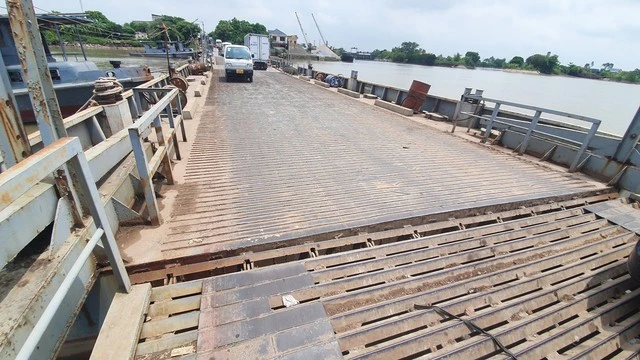 Cầu phao Ninh Cường có lịch sử lâu đời, nhiều phương tiện lưu thông hằng ngày.