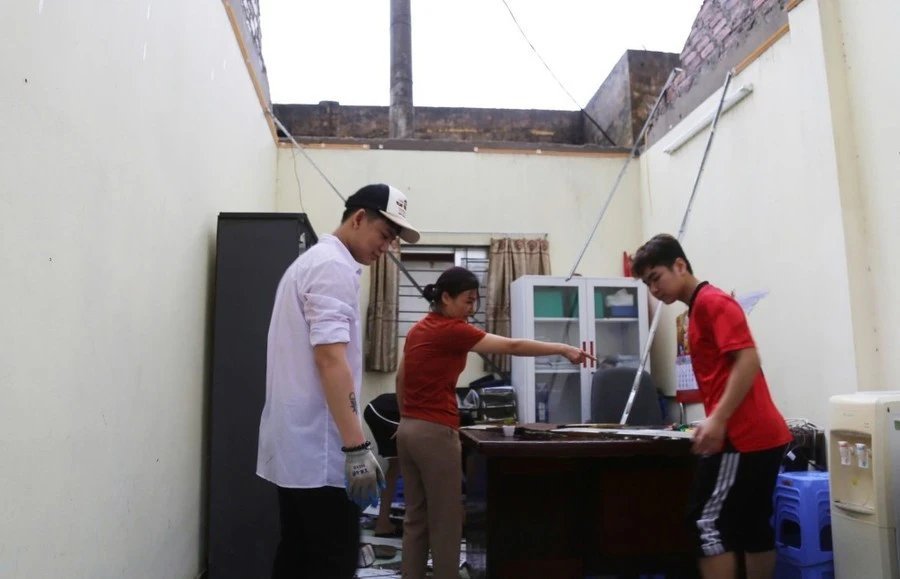 Thầy, trò Trung tâm HN&amp;GDTX tỉnh Quảng Ninh dọn dẹp cơ sở vật bị hỏng do do bão gây ra.