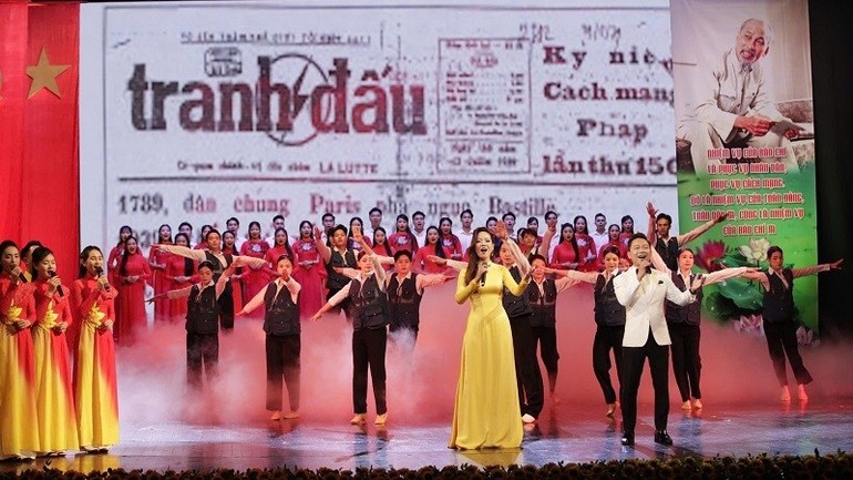 Các tiết mục có sự kết hợp nhuần nhuyễn giữa ca - múa - nhạc và hình ảnh tư liệu. Các tiết mục có sự kết hợp nhuần nhuyễn giữa ca - múa - nhạc và hình ảnh tư liệu.
