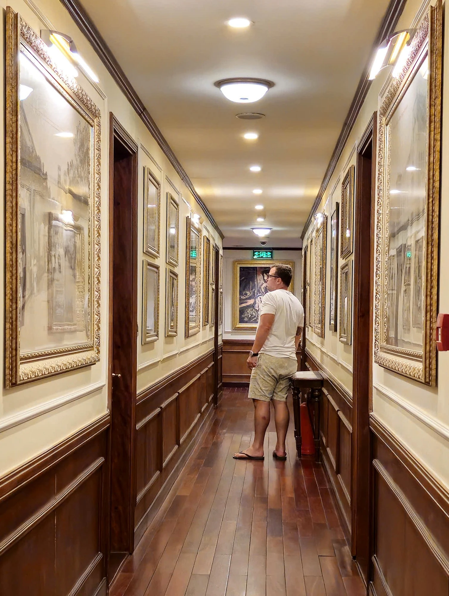 Khách xem bức tranh về văn hóa, lịch sử Việt Nam.