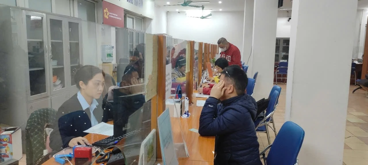 Người lao động làm thủ tục hưởng bảo hiểm thất nghiệp.