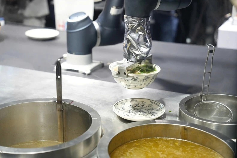 Cánh tay robot làm phở khiến nhiều người tò mò.