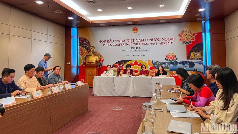 Đại diện Ban tổ chức và các nghệ nhân, nghệ sĩ cung cấp thông tin tại buổi họp báo. Đại diện Ban tổ chức và các nghệ nhân, nghệ sĩ cung cấp thông tin tại buổi họp báo.