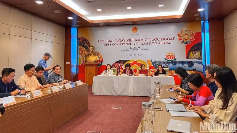 Đại diện Ban tổ chức và các nghệ nhân, nghệ sĩ cung cấp thông tin tại buổi họp báo.