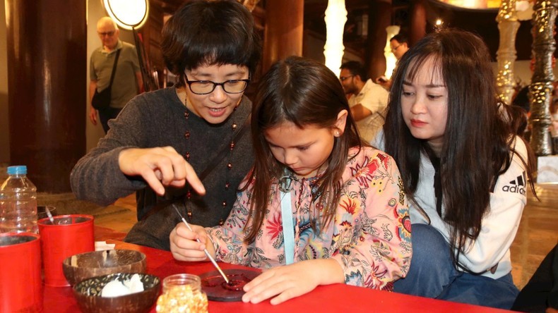 Các nghệ sĩ cùng khách tham quan làm tác phẩm sơn mài tại Văn Miếu - Quốc Tử Giám. Các nghệ sĩ cùng khách tham quan làm tác phẩm sơn mài tại Văn Miếu - Quốc Tử Giám.