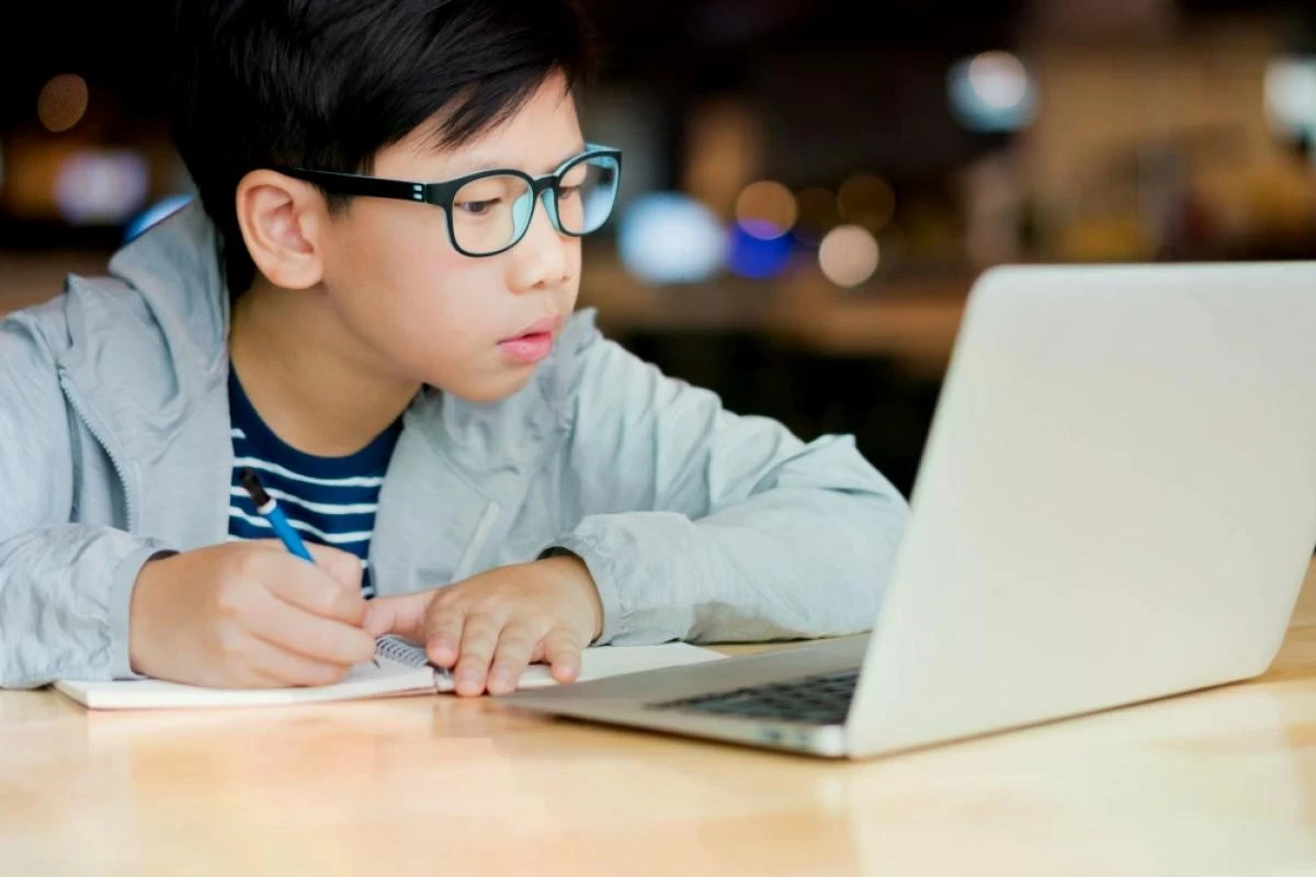 Xem tivi, smart phone, dùng máy tính quá gần trong hơn 3 giờ đồng hồ/ngày khiến thị lực suy giảm.