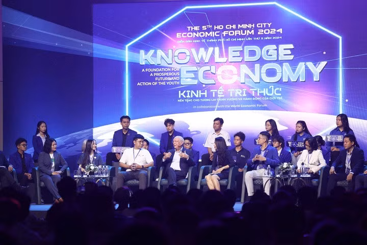 Giáo sư Klaus Schwab đối thoại cùng hơn 1.200 đại biểu tham dự chương trình.