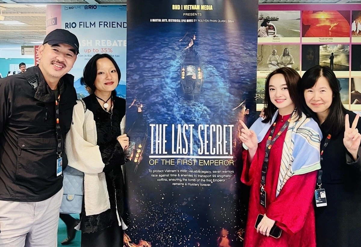 Đạo diễn Bùi Thạc Chuyên, diễn viên Hồ Thu Anh, Kaity Nguyễn quảng bá điện ảnh Việt tại Cannes.