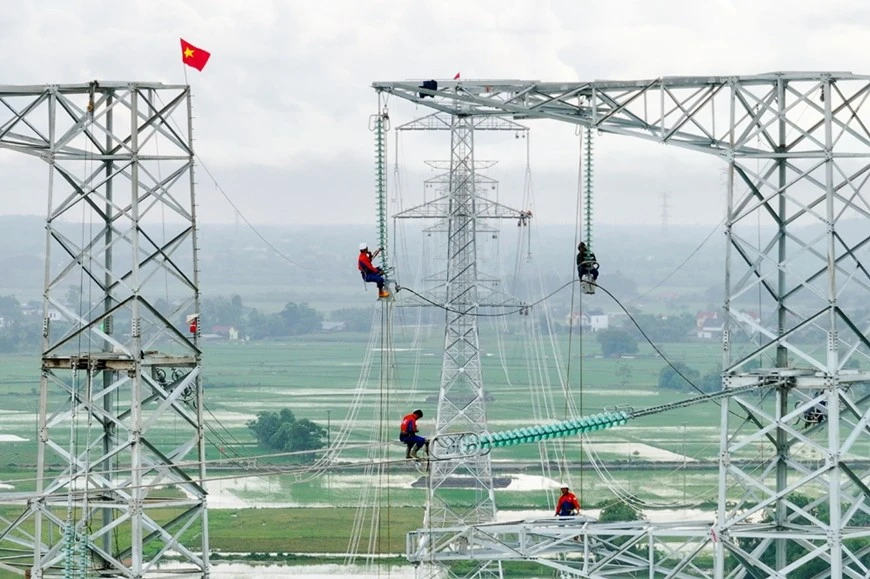 Công nhân treo mình giữa khoảng không, nỗ lực thi công góp phần đưa dự án Đường dây 500kV mạch 3 Quảng Trạch (Quảng Bình) - Phố Nối (Hưng Yên) hoàn thành tiến độ.