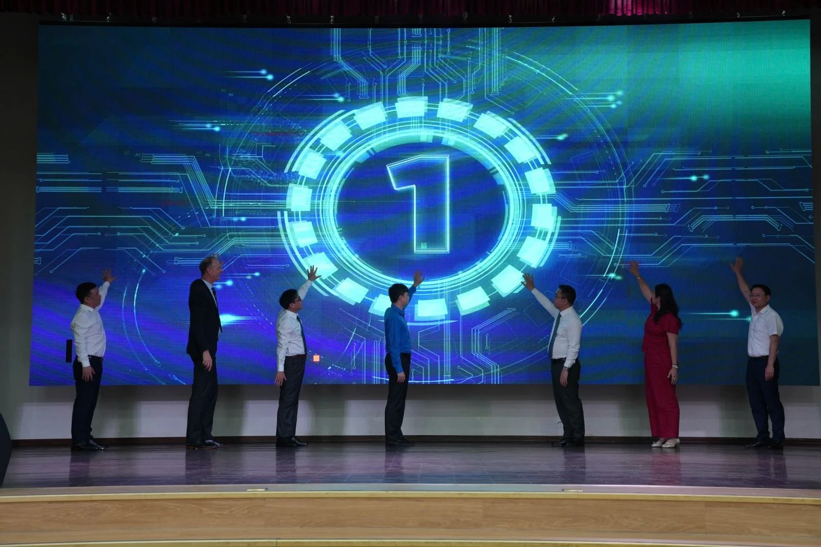 Nghi thức phát động cuộc thi “Thách thức đổi mới sáng tạo thời đại số - Youth Digital Innovation Challenge”.