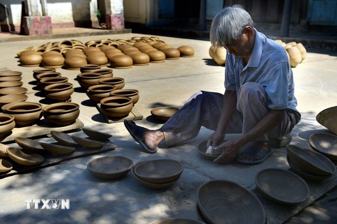 Sản xuất gốm truyền thống. Sản xuất gốm truyền thống.