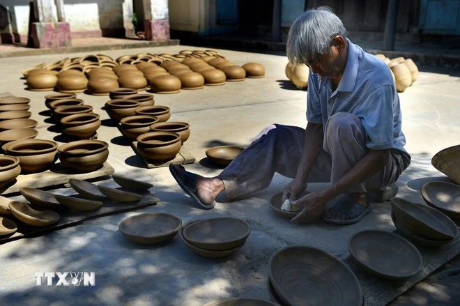 Sản xuất gốm truyền thống.