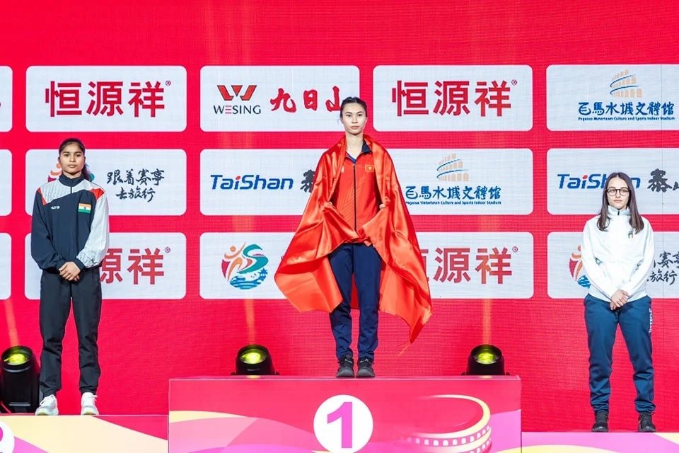 Võ sĩ Nguyễn Thị Lan (48kg nữ) trên bục nhận Huy chương vàng tại Cúp thế giới 2025.