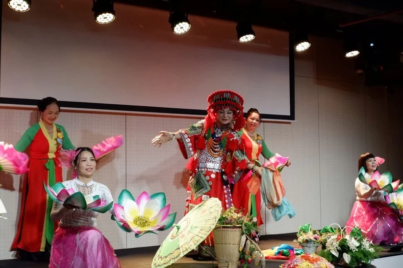 Nhiều tiết mục nghệ thuật truyền thống được biểu diễn tại buổi ra mắt trung tâm.