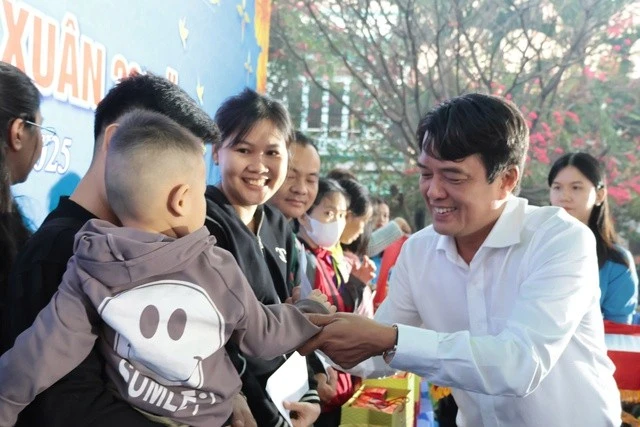 Những năm qua, tỉnh Bình Dương đã tập trung chỉ đạo các cơ quan, ban, ngành, đoàn thể và vận động những doanh nghiệp tạo mọi điều kiện, chăm lo cho công nhân lao động, nhất là chính sách về nhà ở, y tế, văn hóa, giáo dục, việc làm và các dịch vụ, nhu cầu thiết yếu khác…