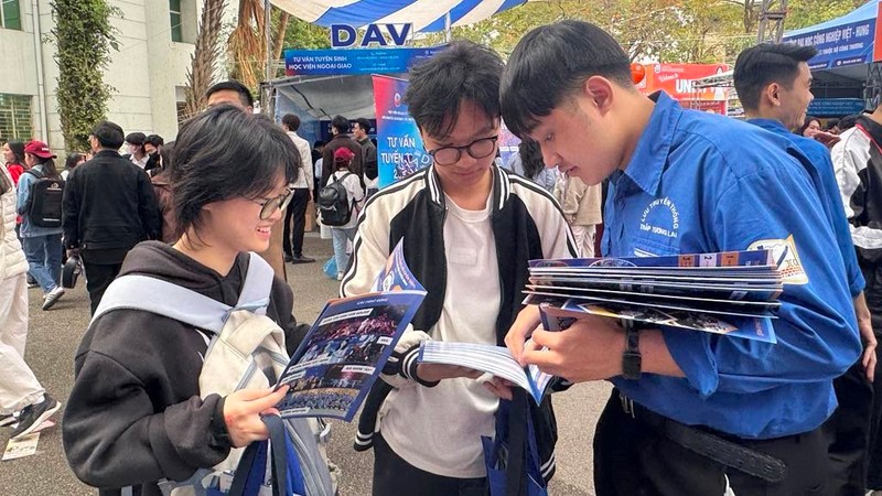 Học sinh tìm hiểu thông tin các ngành học tại Ngày hội tư vấn tuyển sinh - hướng nghiệp năm 2025. Học sinh tìm hiểu thông tin các ngành học tại Ngày hội tư vấn tuyển sinh - hướng nghiệp năm 2025.