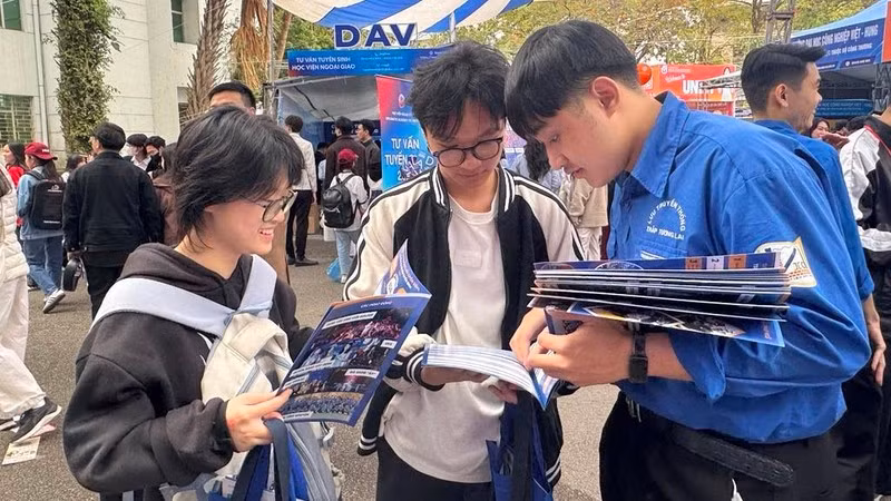 Học sinh tìm hiểu thông tin các ngành học tại Ngày hội tư vấn tuyển sinh - hướng nghiệp năm 2025.