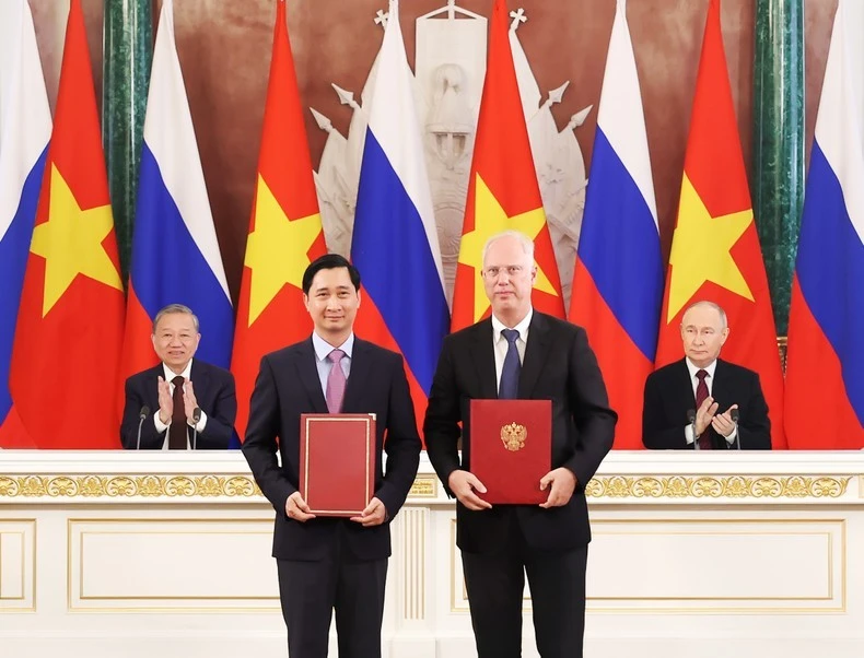 Ông Kirill Dmitriev, Đại diện đặc biệt của Tổng thống Nga về kinh tế và đầu tư nước ngoài, Tổng Giám đốc Quỹ Đầu tư trực tiếp Nga (RDIF) đại diện phía Nga trao đổi văn kiện hợp tác với ông Ngô Chí Dũng, Chủ tịch kiêm Tổng Giám đốc Công ty vaccine VNVC trước sự chứng kiến của Tổng thống Nga V.Putin và Tổng Bí thư Tô Lâm.