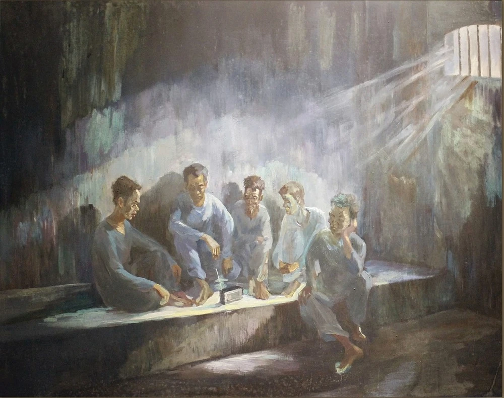 Tranh vẽ tù nhân Côn Đảo nghe radio trong phòng giam. Nguồn: Trung tâm Bảo tồn Di tích quốc gia Côn Đảo.