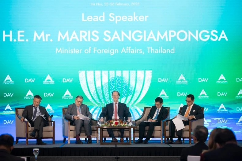 Các chuyên gia, diễn giả tham dự Phiên toàn thể thứ nhất.