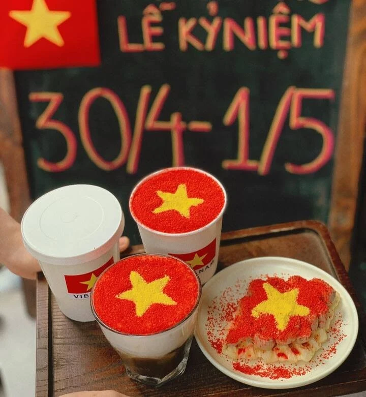 Đồ uống, bánh ngọt tại các quán cà phê hút khách dịp 30/4.