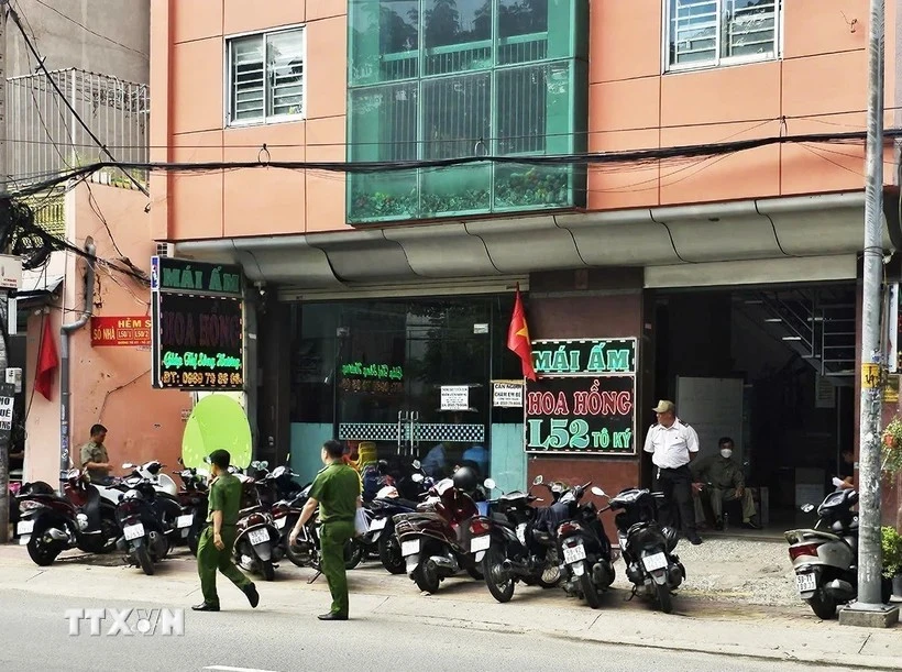 Các lực lượng chức năng kiểm tra Mái ấm Hoa Hồng tại L52 Tô Ký, phường Trung Mỹ Tây, quận 12, TP Hồ Chí Minh sáng 4/9. Ảnh: TTXVN