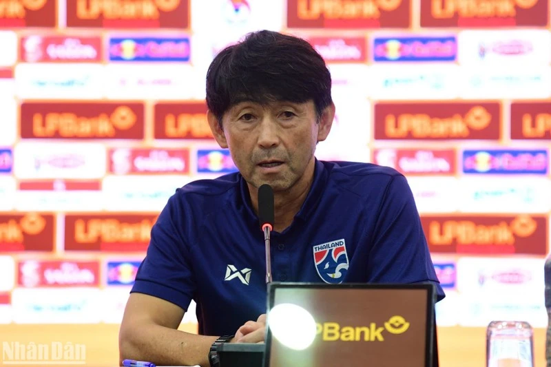 Huấn luyện viên Masatada Ishii phát biểu tại buổi họp báo.