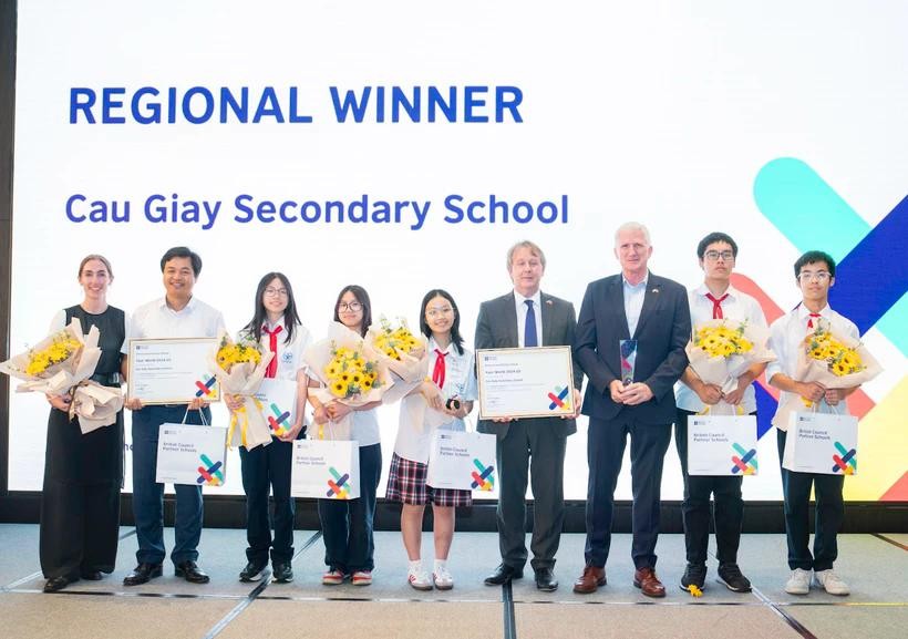 Đội thi đến từ Trường Trung học cơ sở Cầu Giấy (Hà Nội) giành Giải Nhất với dự án sử dụng AI hỗ trợ học tiếng Anh cho trẻ em tại Làng trẻ em SOS. Đội thi đến từ Trường Trung học cơ sở Cầu Giấy (Hà Nội) giành Giải Nhất với dự án sử dụng AI hỗ trợ học tiếng Anh cho trẻ em tại Làng trẻ em SOS.