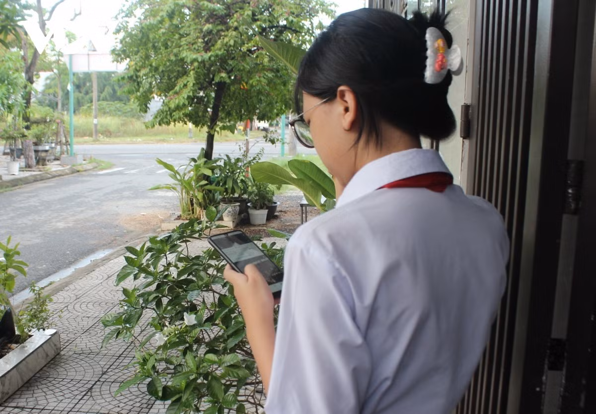 Nhiều phụ huynh, học sinh, giáo viên ủng hộ chủ trương hạn chế học sinh sử dụng điện thoại trong trường học. Ảnh minh họa