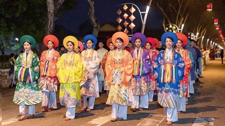 Sự khác biệt lớn nhất của áo dài Huế là được nuôi dưỡng trên nền của một vùng văn hóa từng là Kinh đô của triều đại quân chủ cuối cùng của Việt Nam.