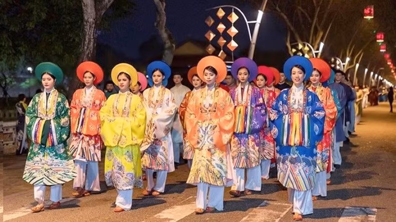 Sự khác biệt lớn nhất của áo dài Huế là được nuôi dưỡng trên nền của một vùng văn hóa từng là Kinh đô của triều đại quân chủ cuối cùng của Việt Nam.