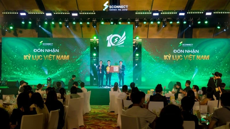 Đại diện Tổ chức Kỷ lục Việt Nam vinh danh và xác lập Kỷ lục Việt Nam cho Wolfoo Game.