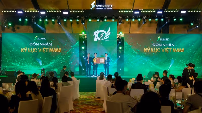 Đại diện Tổ chức Kỷ lục Việt Nam vinh danh và xác lập Kỷ lục Việt Nam cho Wolfoo Game.